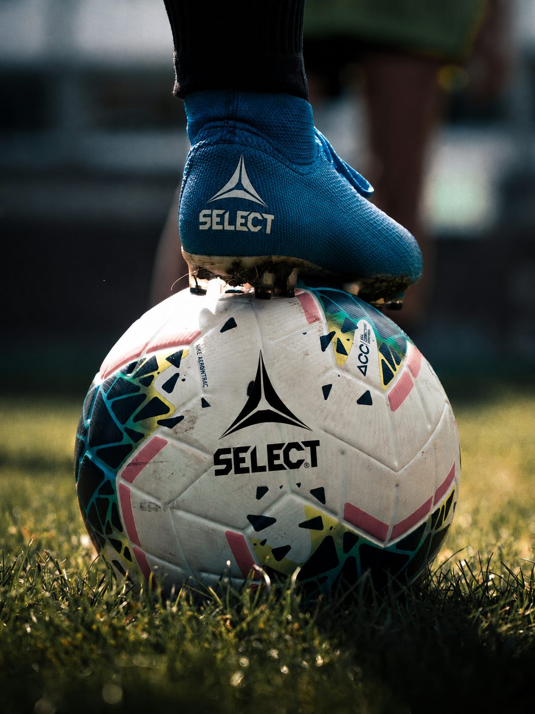 Soccer player preparing to compete with a ball on the field